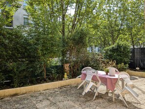 Outdoor dining - Appartement F3 à 13 Minutes de Disneyland (Bussy-Saint-Georges)