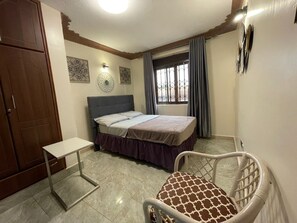 2 dormitorios, tabla de planchar con plancha, wifi y ropa de cama