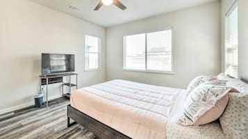 5 bedrooms, iron/ironing board, WiFi, bed sheets