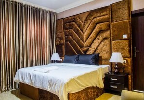 Habitación Confort, balcón, vistas a la ciudad | Escritorio, espacio para trabajar con un portátil, wifi gratis