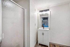 Dusj, hårføner og håndklær