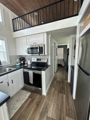 Kühlschrank, Mikrowelle, Ofen, Herdplatte