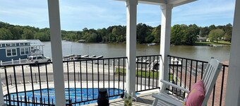 Tiny Lakeside Retreat, sleeps 8. On Lake Norman for all the lake fun!