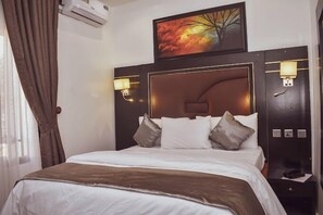 1 Schlafzimmer, Schreibtisch, laptopgeeigneter Arbeitsplatz