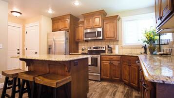 Kjøleskap, mikrobølgeovn, ovn og oppvaskmaskin