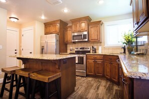 Jääkaappi, mikroaaltouuni, uuni, astianpesukone