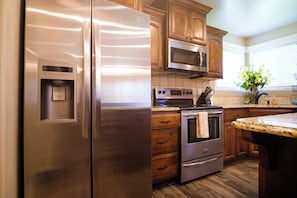 Frigorífico, microondas, horno y placa de cocina