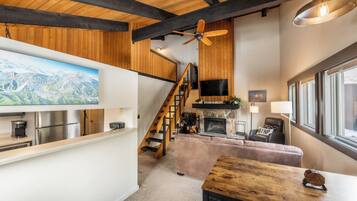Un intérieur moderne comprenant une cuisine, un espace de vie et une cheminée.