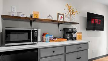 Classic Double Room, Balcony, Mountain View | In-room dining