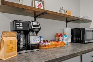 Frigobar, microondas, horno, placa de cocina