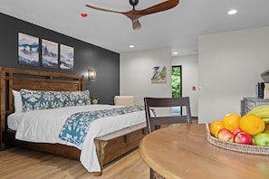 Desk, laptop workspace, free WiFi - Lodge at Mount Mitchell (Burnsville)