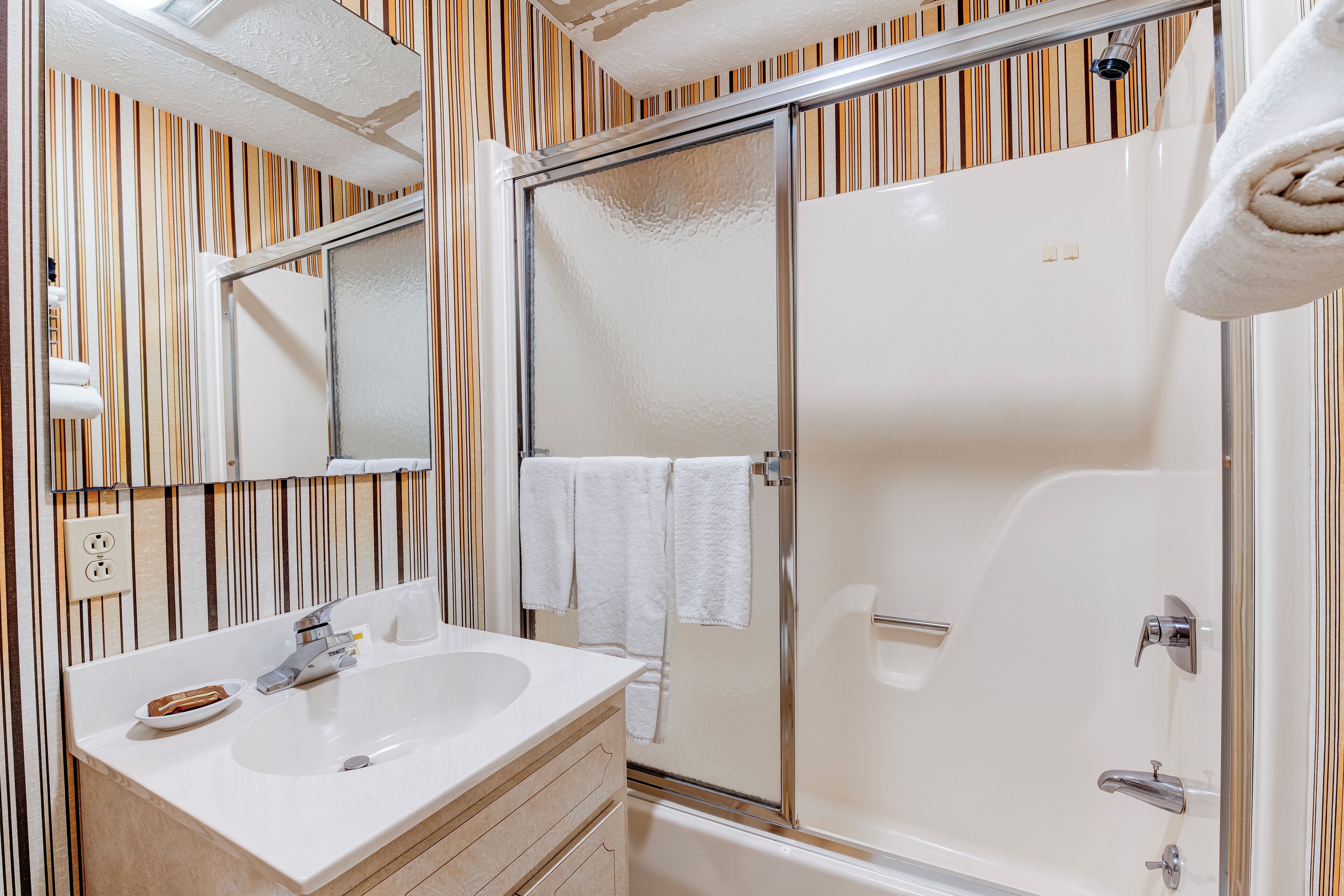Combined shower/bathtub, free toiletries, hair dryer, towels
