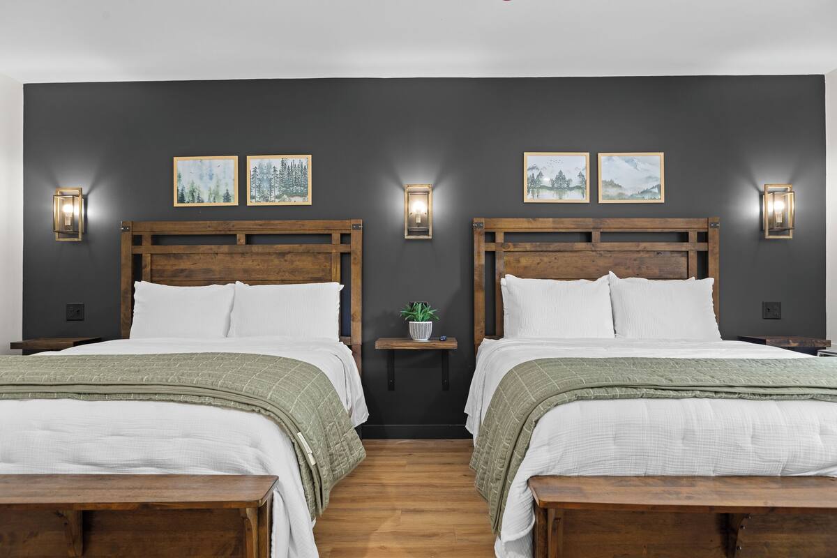 Classic-Doppelzimmer, Balkon, Bergblick | Schreibtisch, laptopgeeigneter Arbeitsplatz, kostenloses WLAN