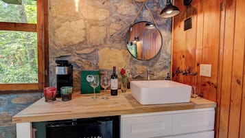 Charming Lodge Suite 2/bedrooms & Baths | Blackout drapes, iron/ironing board, free WiFi