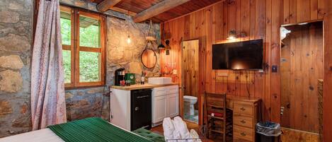 Charming Lodge Suite 2/bedrooms & Baths