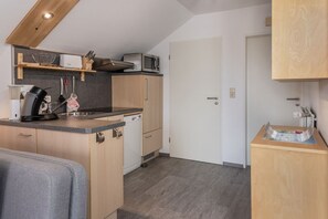 Een koelkast, een microgolfoven, een oven, een kookplaat