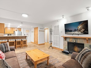 Smart TV, chimenea y libros 
