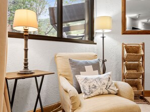 Smart-TV, Kamin, Bücher