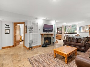 Smart-TV, Kamin, Bücher