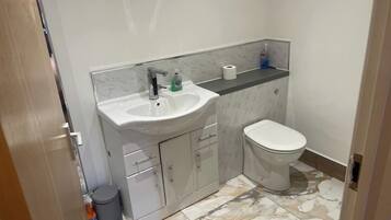 Ducha, secador de pelo, toallas, jabón