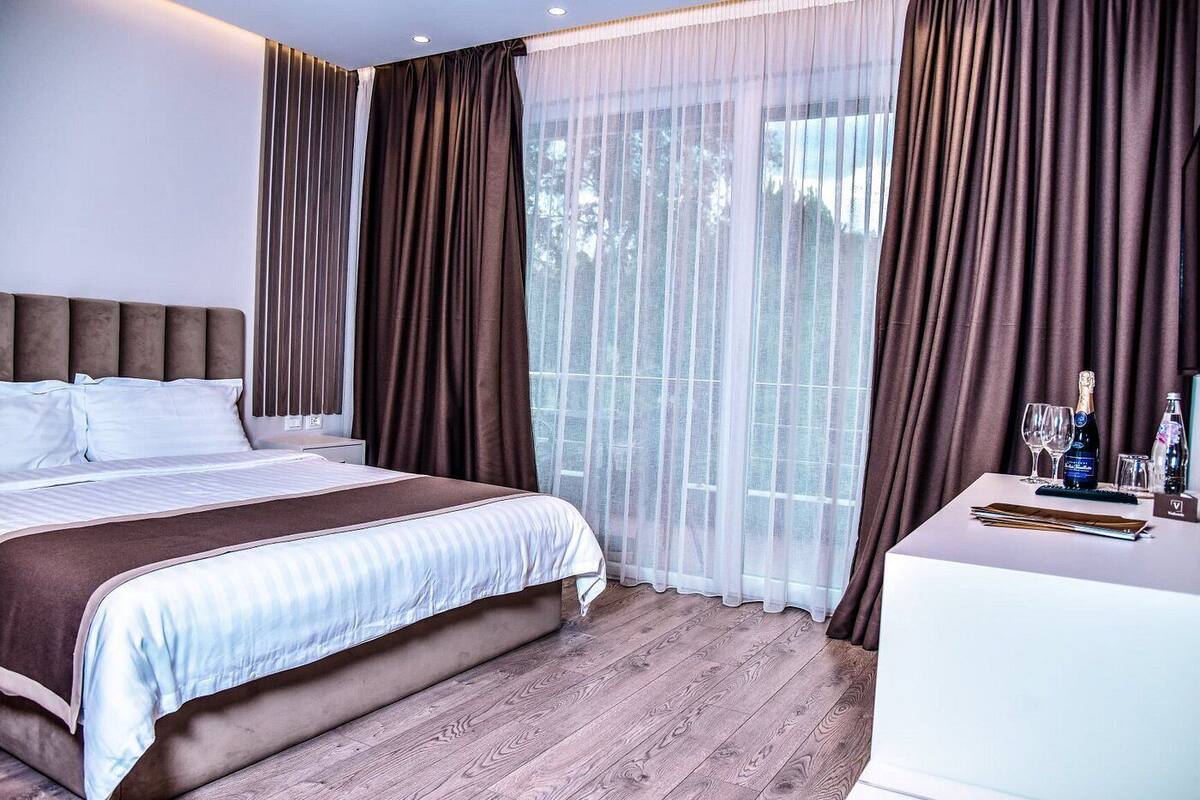 Comfort Double or Twin Room, City View | Minibar, in-room safe, desk, soundproofing