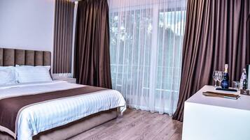 Phòng đôi hoặc 2 giường đơn tiện nghi đơn giản, quang cảnh thành phố | Minibar, két bảo mật tại phòng, bàn, phòng cách âm