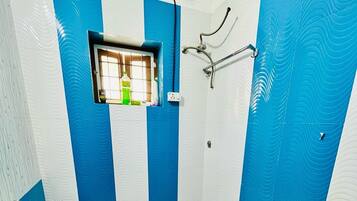 Een douche, een bidet, handdoeken, zeep