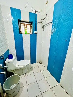 Dusche, Bidet, Handtücher, Seife