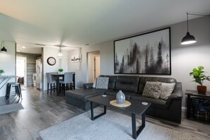 TV - Walk-In ~ Near the 76 Strip! ~ Pool ~ FREE TICKETS INCLUDED! (V2903-3) (Branson)