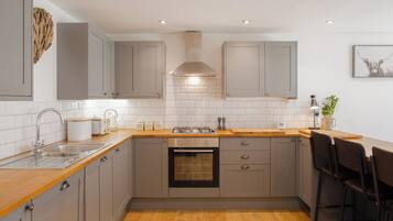 House, Garden View | Private kitchen | Electric kettle