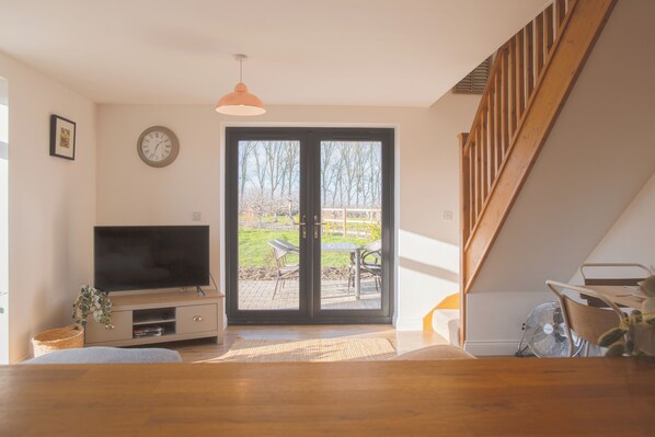 House, Garden View | Living area | Flat-screen TV - Discovery Barn Luxury 2 BD Conversion (Pershore)