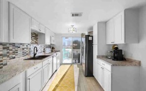 Kylskåp, mikrovågsugn, ugn och spishäll