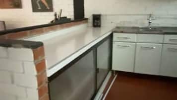 Réfrigérateur, micro-ondes, plaque de cuisson, lave-vaisselle