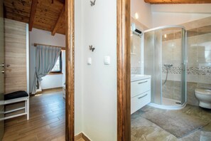 Shower, hair dryer, bidet, towels