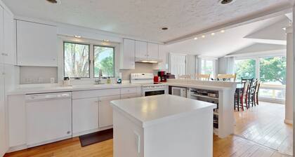 Lakefront home with large deck, dock, kayak, & gorgeous views