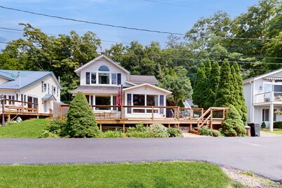 Lakefront home with large deck, dock, kayak, & gorgeous views