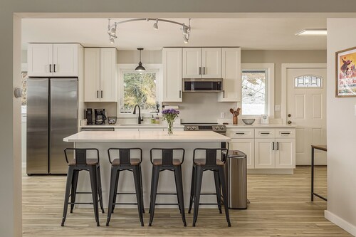 Beautiful 4-bedroom house - Walking distance to Downtown and Sea Life Center!