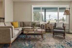 Smart TV, fireplace - Beautiful 4-bedroom house - Walking distance to Downtown and Sea Life Center! (Seward)