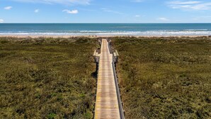 On the beach - Foosball Table, Resort Pools, Golf Cart Boardwalk to the Beach, Pet Friendly (Port Aransas)