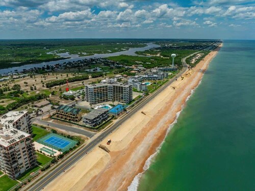 Flagler Beach Townhome—Steps to Sand!