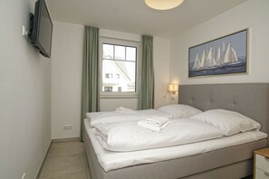 2 bedrooms, WiFi - Beachfront apartment with terrace, use of swimming pool and sauna - Rex Rugia H-1010 - (Göhren)