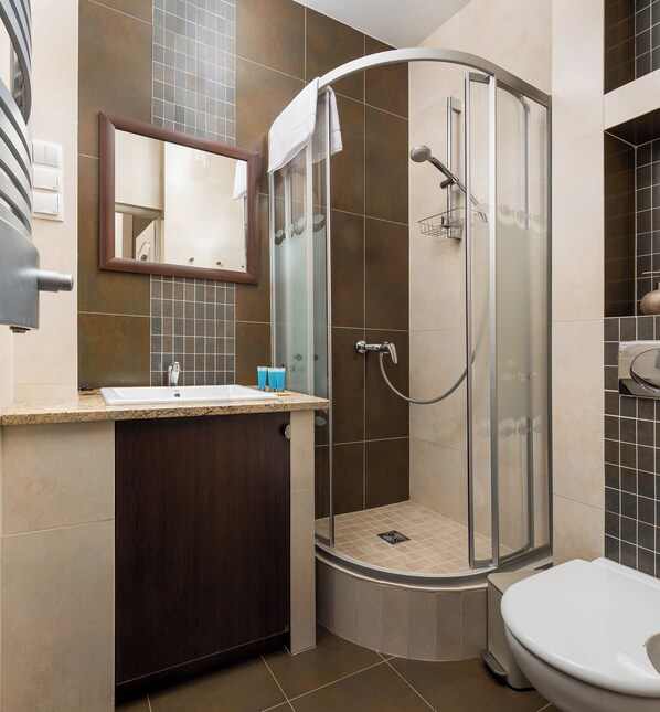 Shower, hair dryer, towels - Hoża 62 Deluxe Studio (Warszawa)