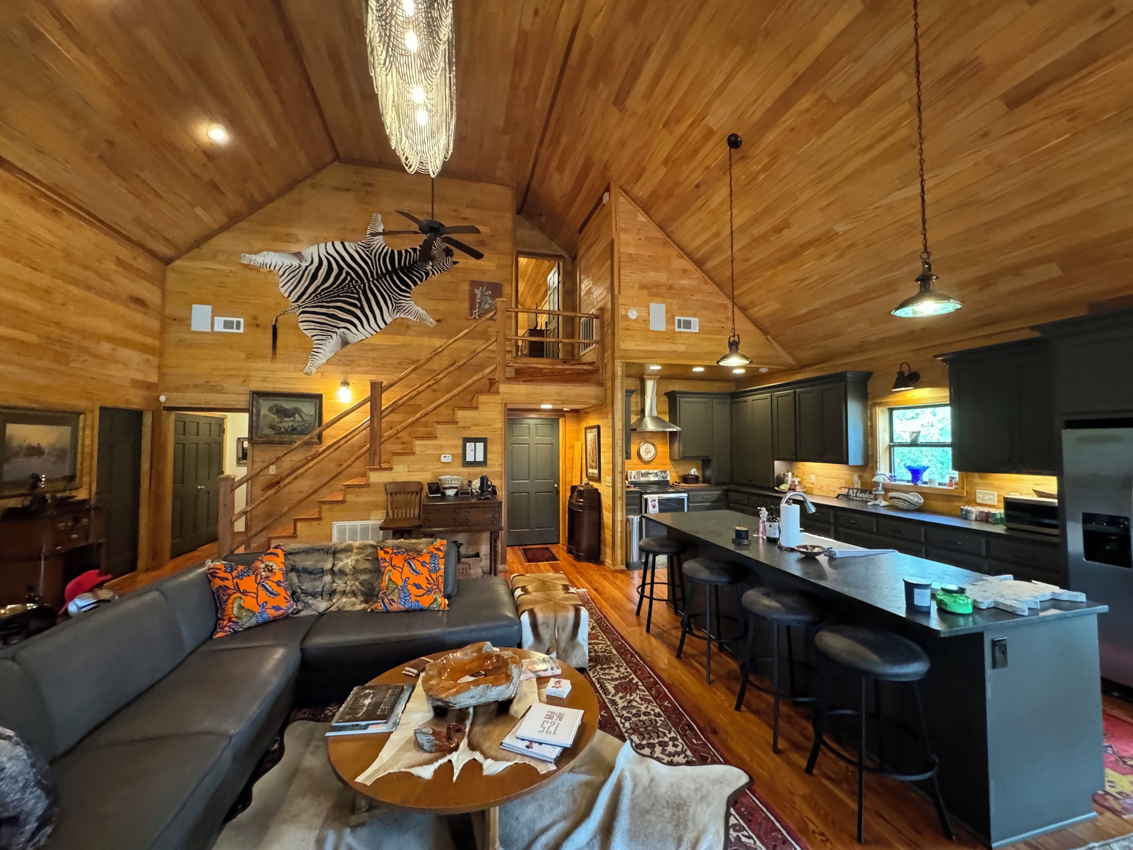 Smart-TV, peis, bøker og musikkbibliotek