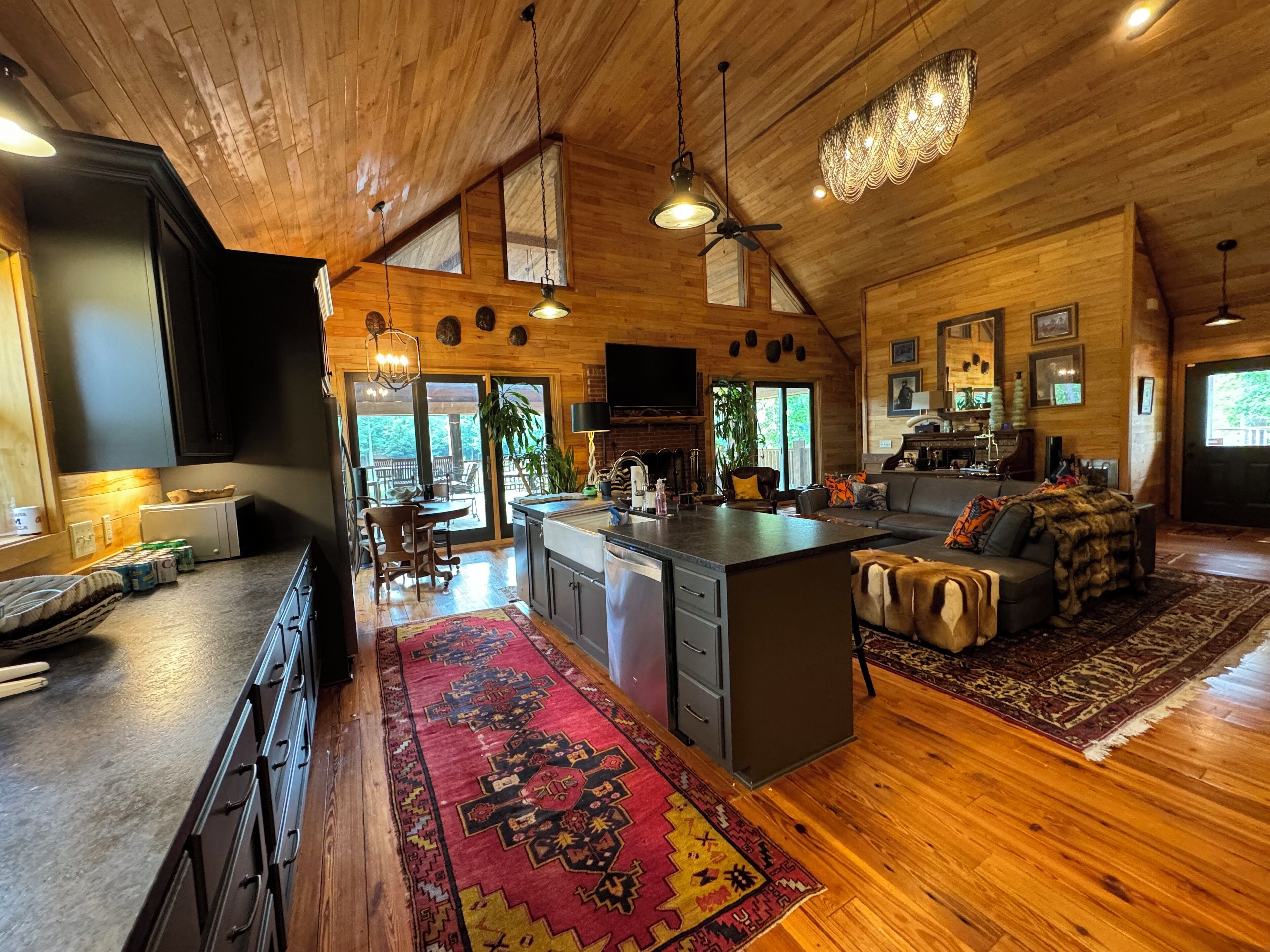 Téléviseur connecté, foyer, livres, sélection de musique