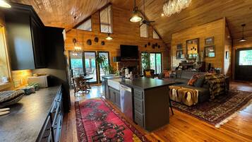 Téléviseur connecté, foyer, livres, sélection de musique