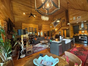 Smart-TV, peis, bøker og musikkbibliotek