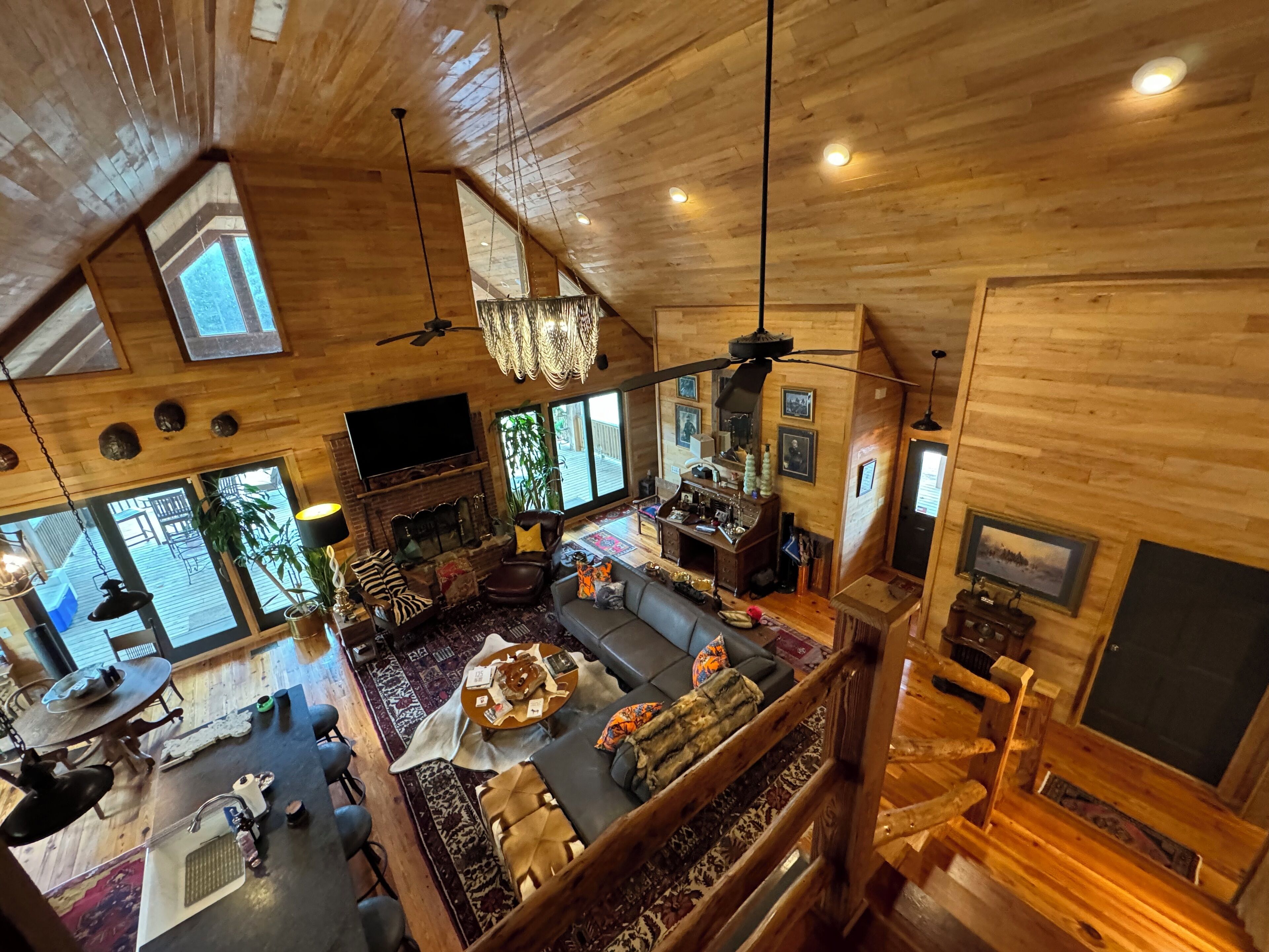 TV connectée, cheminée, livres, médiathèque