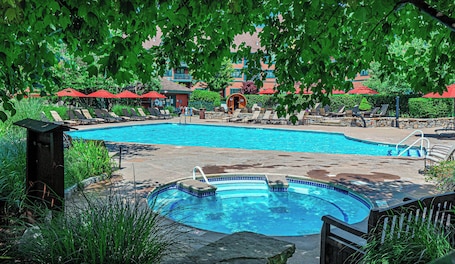 A heated pool. Cozy 1-bedroom condo-Ski in/out/Waterpark/King Bed/WIFI/Parking