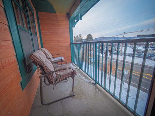 Cozy 1-bedroom condo-Ski in/out/Waterpark/King Bed/WIFI/Parking