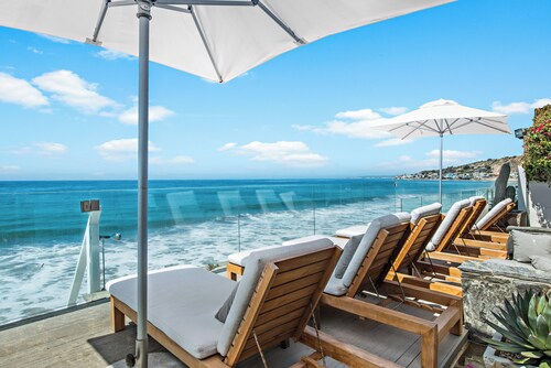 Spacious 5-bedroom beachfront house in Malibu Colony